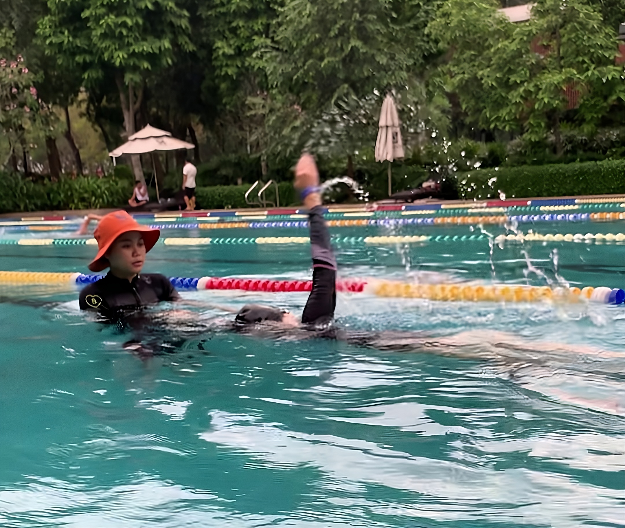 Giáo viên trực tiếp giảng dạy học viên tập bơi tại Celadon Sports Club